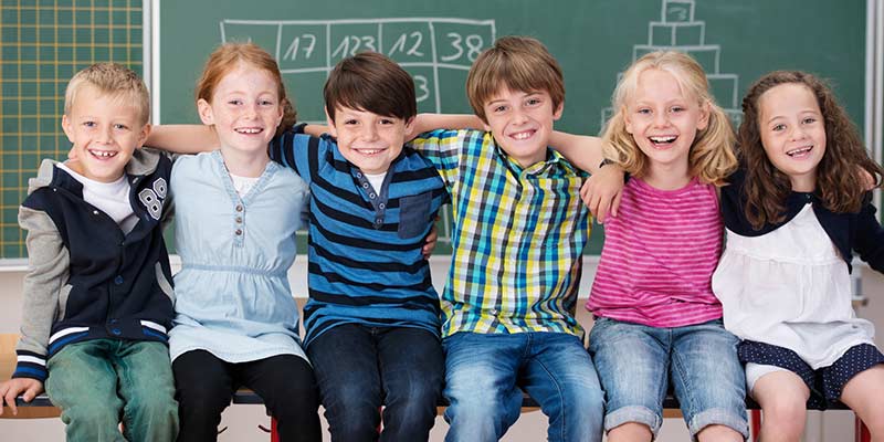 Kinder haben Spaß in der Schule
