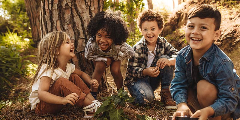 lachende Kindergruppe beim Waldbaden