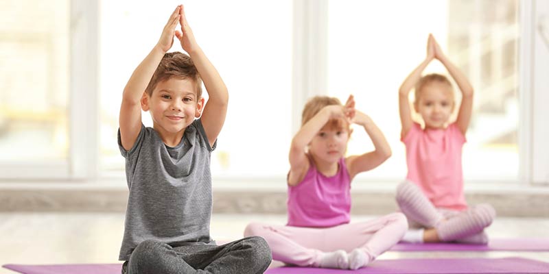 Eine Gruppe von Kindern macht Gymnastikübungen